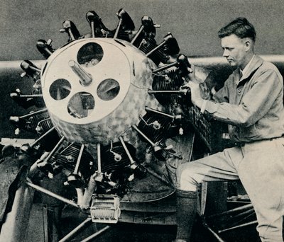 Charles Lindbergh sjekker motoren til flyet før hans transatlantiske flytur, 1927 c1937 av Unbekannt