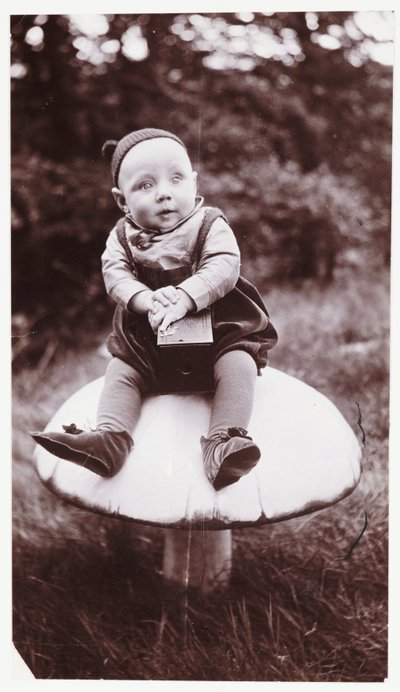 Barn med et Brownie-kamera, ca 1900 Et øyeblikksbilde av en liten gutt kledd som en Brownie, tatt av George Alfred Wyatt (1870-1922) av Unbekannt