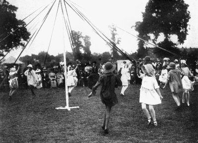 Barn som danser rundt en majstang, 1926 av Unbekannt