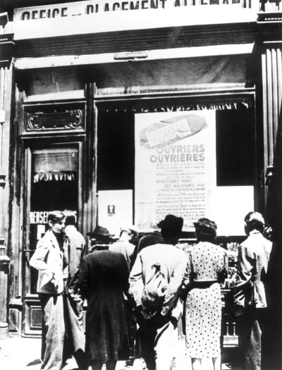 Borgere i Paris utenfor et tysk rekrutteringskontor, 1940-1944 av Unbekannt
