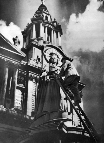 Rengjøring av statuen av dronning Anne som en del av kong George vs sølvjubileumsfeiringer, 1935 av Unbekannt