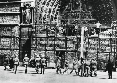 Rydding av sandsekkbeskyttelse fra fasaden til Notre Dame, tysk-okkuperte Paris, 1940 av Unbekannt