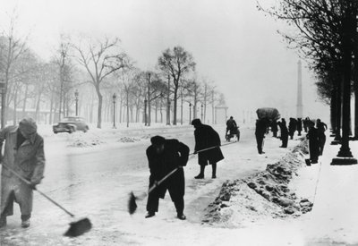 Rydding av snø på Champs Elysees, tysk-okkuperte Paris, vinter, 1941 av Unbekannt