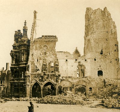 Clock Tower og Hotel de Ville, Arras, Nord-Frankrike, c1914-c1918 av Unbekannt