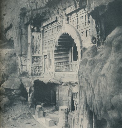 Søyler og arkiv meislet fra klippen med vidunderlig dyktighet, c1935 av Unbekannt