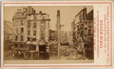 Commune de Paris (1871): åpning av varehusene i Carpet Rouge, et reklamekort som viser bygningen et år før, i ruiner under kommunen. Trykk på papp Dim. 6,3x10 cm av Unbekannt