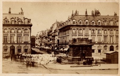 Commune of Paris (1871) sett fra Place Vendome med den ødelagte søylen. Fotografering. Trykk på papp Dim. 10,4x6,2 cm av Unbekannt