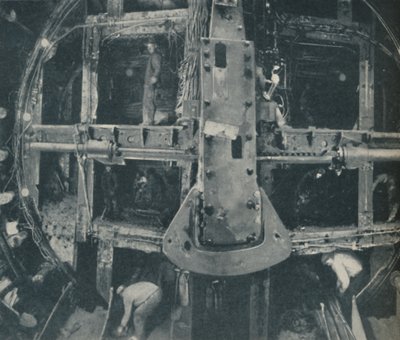 Sammensatt storhodeskjold som ødelegger en barriere mellom to land, c1935 av Unbekannt