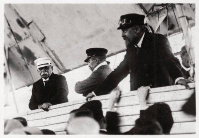 Grev Zeppelin og Dr Eckener i en Zeppelin-gondol, Schwaben, Tyskland, c1908-1917 1933 av Unbekannt