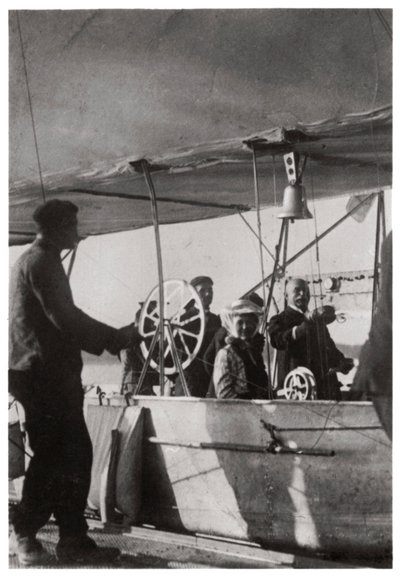 Grev Zeppelin med datteren i gondolen til Zeppelin LZ3, Tyskland, c1906-1908 1933 av Unbekannt