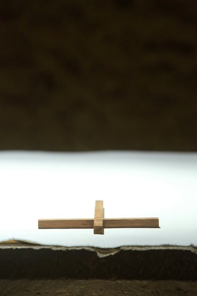 Kors på et alter. Taize-samfunnet, Taize, Frankrike av Unbekannt