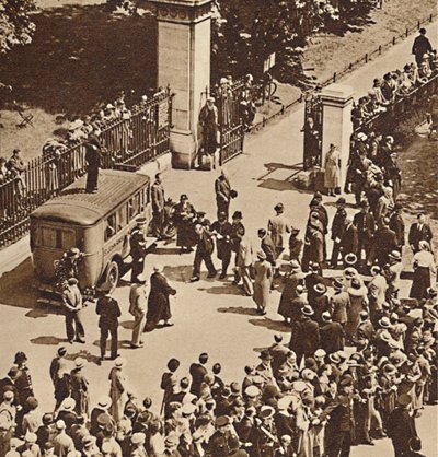 Publikum ser på den arresterte mannen ført til politibil, 1937 av Unbekannt