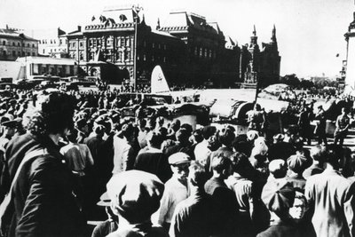 Folkemengder rundt et nedfelt tysk bombefly utstilt på Sverdlov-plassen, Moskva, 1941 av Unbekannt