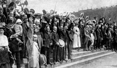 Folkemengder jubler under utbruddet av fiendtligheter, krigsfeber i Tyskland, første verdenskrig, 1914 av Unbekannt