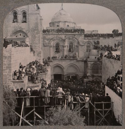 Folkemengder som fyller hver nisje i Holy Sepulcher Church, ca. 1900 av Unbekannt