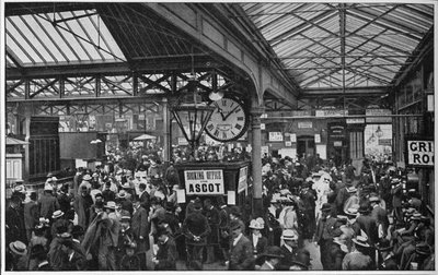 Folkemengder på Waterloo Station på vei til Ascot-løpene, London, c1900 1901 av Unbekannt