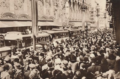 Folkemengder på Oxford Street under helligdagen som fulgte kong George VIs kroning, 1937 av Unbekannt