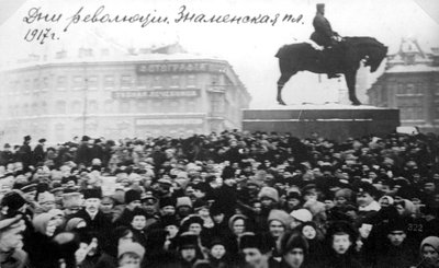 Folkemengder på Znamenskaya-plassen, Petrograd, Russland, februarrevolusjonen, 1917 av Unbekannt