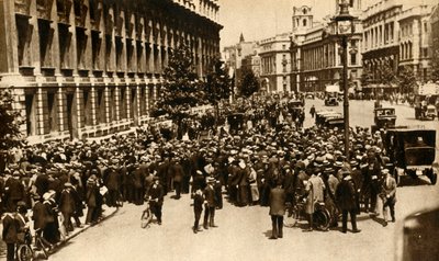 Folkemengder som venter utenfor Downing Street i London på nyheter om...krig, juli 1914, 1933. av Unbekannt