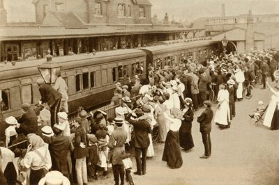 Folkemengder vinker av tropper som drar for å kjempe i første verdenskrig, Storbritannia, 1914, 1935. av Unbekannt