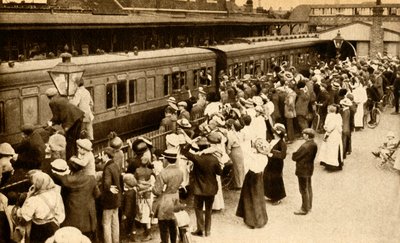 Folkemengder vinker av tropper som drar for å kjempe i første verdenskrig, Storbritannia, 1914, 1933. av Unbekannt