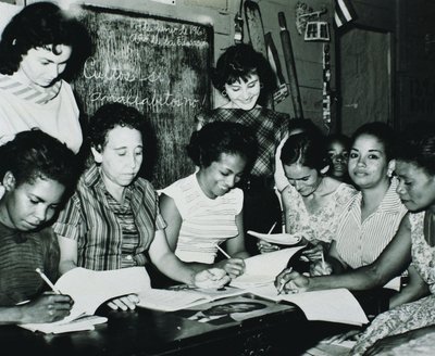 Den cubanske revolusjonen: kvinner som deltar i utdanningsprogrammene satt opp av Fidel Castros leseferdighetskampanje på landsbygda, tidlig på 1960-tallet (s/hv-bilde) av Unbekannt