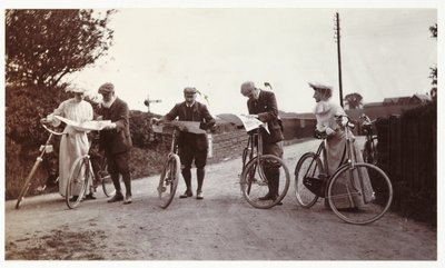Syklister ser på kart, ca 1900 av Unbekannt