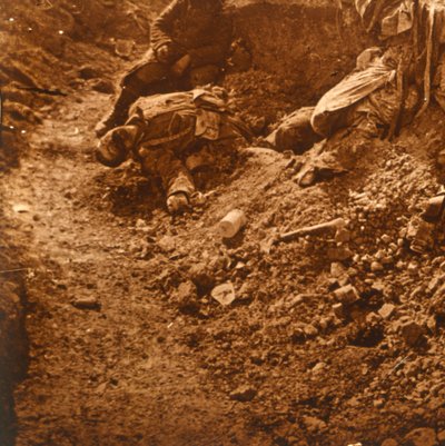 Død kropp i skyttergravene, Perthes, Nord-Frankrike, c1914-c1918 av Unbekannt