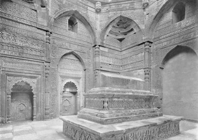 Delhi. Graven til Altamash første konge av Delhi, c1910. av Unbekannt
