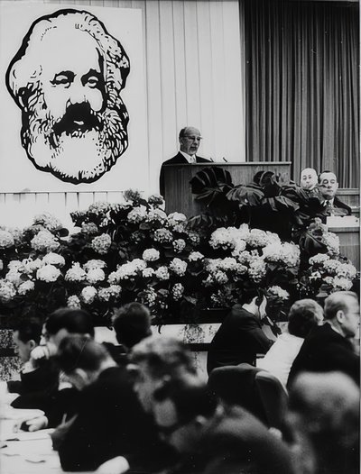 Formannen for statsrådet i den tyske demokratiske republikken Walter Ulbricht på et møte i anledning 150-årsdagen til Karl Marx. Berlin kongresshall. 2. mai 1968 av Unbekannt