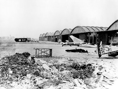 Ødelagte fly på Le Bourget flyplass, tysk-okkuperte Paris, juli 1940 av Unbekannt