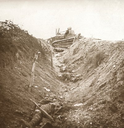 Ødelagt tank og lik, Auberives, Frankrike, c1914-c1918 av Unbekannt