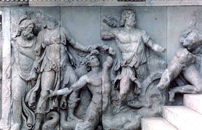 Detalj fra den store frisen til Pergamonalteret, 180-159 f.Kr av Unbekannt