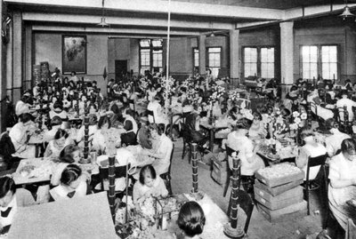 Funksjonshemmede jenter som jobber ved Watercress and Flower Girls Christian Mission, London, 1926-1927 av Unbekannt