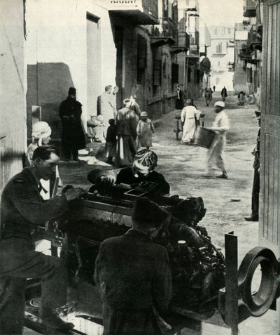 Spredt i bakgatene i Kairo er en hel liten industri ...c1942-1943, 1945. av Unbekannt