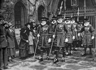 Verteilung des Maundy-Geldes durch Yeomen Warders, Tower of London, 1926-1927 von Unbekannt