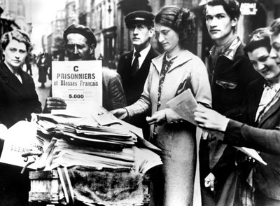 Distribusjon av de første offisielle listene over sårede og fangede franskmenn, Paris, 25. juli 1940 av Unbekannt