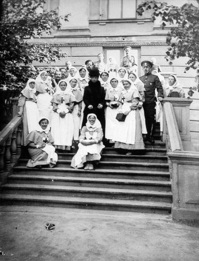 Enkekeiserinne Maria Feodorovna av Russland med sykepleiere utenfor et sykehus, Russland, 1916 av Unbekannt