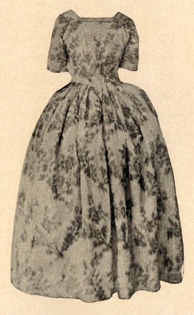 Kjole av buff chine silke, båret av Lady Stuart i Barbados Colony, c1700, 1937. av Unbekannt