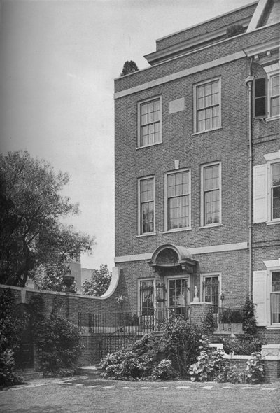 Østfront med terrasse og hageport, huset til fru WK Vanderbilt, New York City, 1924 av Unbekannt