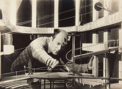 El Lissitzky Working on a Stage Design, Meyerhold Theatre, 1929. av Unbekannt