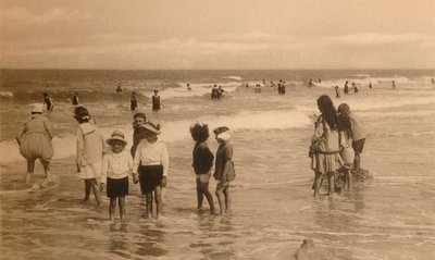 Barn i badet, Barn som bader, c1900. av Unbekannt