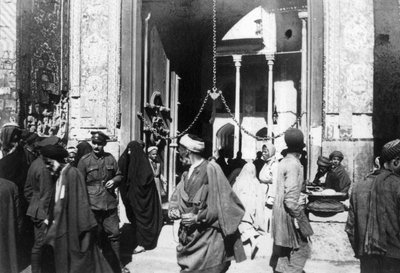 Inngang til Kazimain-moskeen, Irak, 1917-1919 av Unbekannt