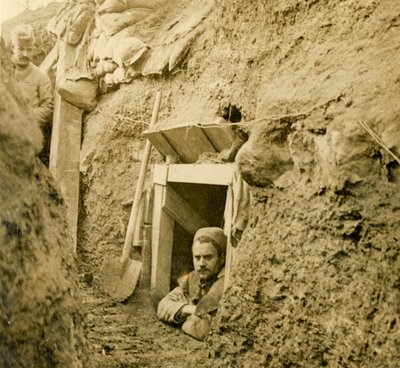 Inngang til et utgravd ly, c1914-c1918 av Unbekannt
