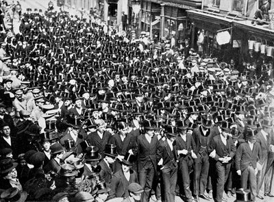Eton Boys lytter til lesningen av proklamasjonen på Windsor Bridge, Berkshire, 1910 av Unbekannt