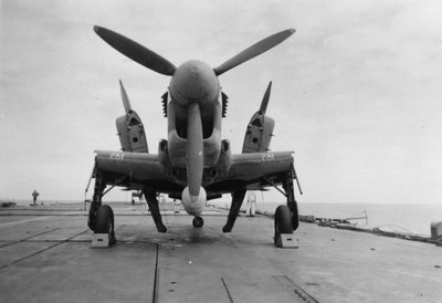 Fairey Firefly-fly klar til å bli transportert til hangarheisen, HMS Venerable, 1945 av Unbekannt