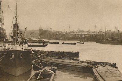 Trofaste skip som tjener Londons behov: bassenget fra Custom House til Billingsgate, c1935. av Unbekannt