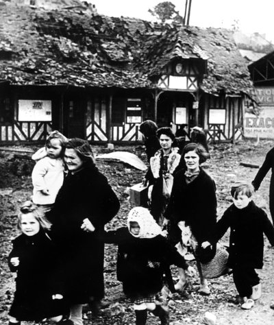 Familier som forlot landsbyen sin ble bombardert under landgangene i Normandie, Frankrike, 1944 av Unbekannt