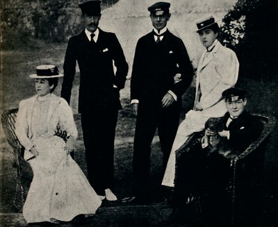 Familiegruppe på Cowes, tidlig på 1890-tallet, 1945. av Unbekannt