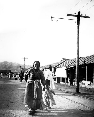 Far og barn, Seoul, Korea, 1900 av Unbekannt